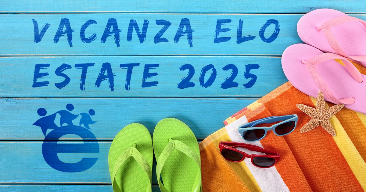 Composizione marina con telo mare colorato, ciabatte, infradito e stella marina su fondo azzurro con scritta Vacanza ELO Estate 2025