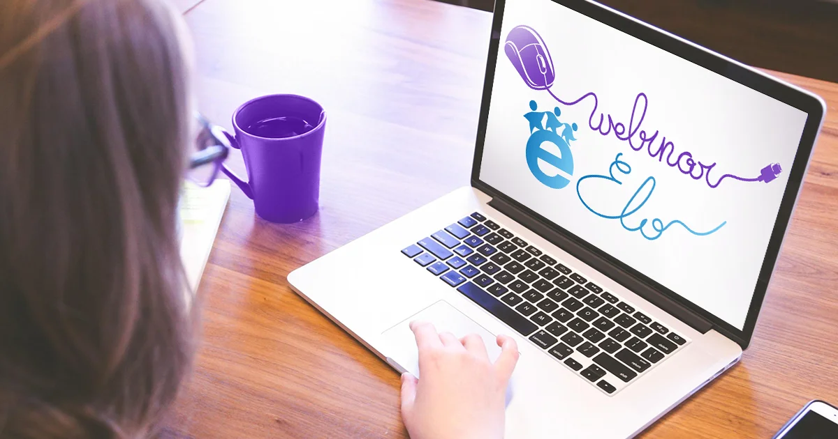 Donna di spalle seduta al tavolo che guarda il computer con la scritta “Webinar ELO” sullo schermo, filo del mouse che forma la parola “webinar” e termina con USB