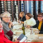 Persone attorno al tavolo al Pranzo di Natale ELO 2025