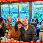 Partecipanti a tavola condividono momenti di festa al Pranzo di Natale ELO 2025