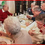 Tavolata di partecipanti al Pranzo di Natale ELO 2025