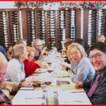 Partecipanti seduti a tavola al Pranzo di Natale ELO 2025