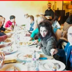 Soci ELO riuniti intorno a un tavolo al Pranzo di Natale 2025