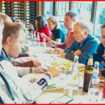 Tavolata di amici e partecipanti al Pranzo di Natale ELO 2025