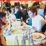 Persone che chiacchierano al tavolo durante il Pranzo di Natale ELO 2025