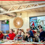 Gruppo di partecipanti sorridenti al Pranzo di Natale ELO 2025