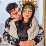 Un momento di complicità al Carnevale 2026 di ELO Epilessia Lombardia ETS: una coppia abbracciata, la ragazza indossa una corona decorativa ispirata a Medusa