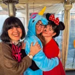 Due ragazze in costume abbracciate insieme a una donna adulta durante il Carnevale 2026 di ELO Epilessia Lombardia ETS
