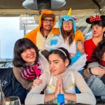 Gruppo di ragazzi e ragazze in costume insieme ad adulti durante il Carnevale 2026 di ELO Epilessia Lombardia ETS