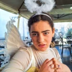 Un angelo tra i protagonisti del Carnevale 2026 di ELO Epilessia Lombardia ETS: mezzo busto di una ragazza con ali e aureola