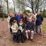 Foto di gruppo dei partecipanti all'evento panchina viola per l'epilessia nel parco di Cassano Magnago