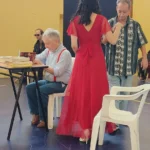 Attrice in costume rosso – spettacolo "Interviste Impossibili" ELO ETS 2026