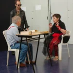 Scena con tavolo e intervistato – Teatro Ben-essere ELO Epilessia Lombardia 2026