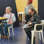Scena teatrale con intervistatore e intervistato – ELO Epilessia Lombardia ETS 2026