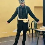 Personaggio teatrale in costume nero – "Interviste Impossibili" ELO ETS 2026