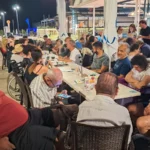 Gruppo di partecipanti alla vacanza ELO 2026 durante cena serale al ristorante all’aperto a Igea Marina