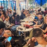 Gruppo di partecipanti alla vacanza ELO 2026 durante cena serale al ristorante all’aperto a Igea Marina