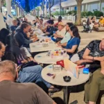 Gruppo di partecipanti alla vacanza ELO 2026 durante cena serale al ristorante all’aperto a Igea Marina
