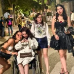 Ragazzi in passeggiata nel centro di Igea Marina durante momenti di tempo libero della vacanza inclusiva ELO 2026