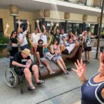 Ragazzi in passeggiata durante momenti di tempo libero della vacanza inclusiva ELO 2026