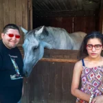 In posa con il cavallo bianco della scuderia – vacanze estive ELO 2026