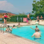 Tutti in piscina con le montagne sullo sfondo – vacanze estive ELO 2026 a Cantalupa