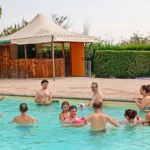 Giochi d'acqua in piscina tra risate e divertimento – vacanze ELO 2026