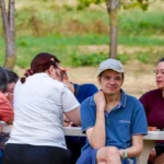 Attività di gruppo al tavolo nel parco – vacanze estive ELO 2026 a Cantalupa