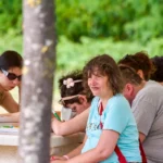 Laboratorio all'aria aperta tra partecipanti e volontari – vacanze ELO 2026