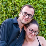Complicità tra partecipanti davanti alla siepe – vacanze estive ELO 2026