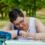 Un momento di scrittura nel parco – vacanze estive ELO 2026