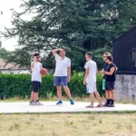 Partita di basket sul campetto della struttura – vacanze estive ELO 2026