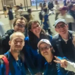 Il selfie di gruppo dei ragazzi e degli accompagnatori di ELO fuori da San Siro a inizio partita