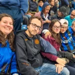 I ragazzi di ELO in tribuna a San Siro con maglie e felpe dell’Inter, pronti per il fischio d’inizio