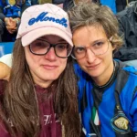 Due ragazze di ELO abbracciate sugli spalti di San Siro, una con la maglia nerazzurra
