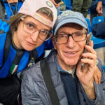 Una ragazza di ELO con la maglia dell’Inter insieme a un accompagnatore sugli spalti di San Siro